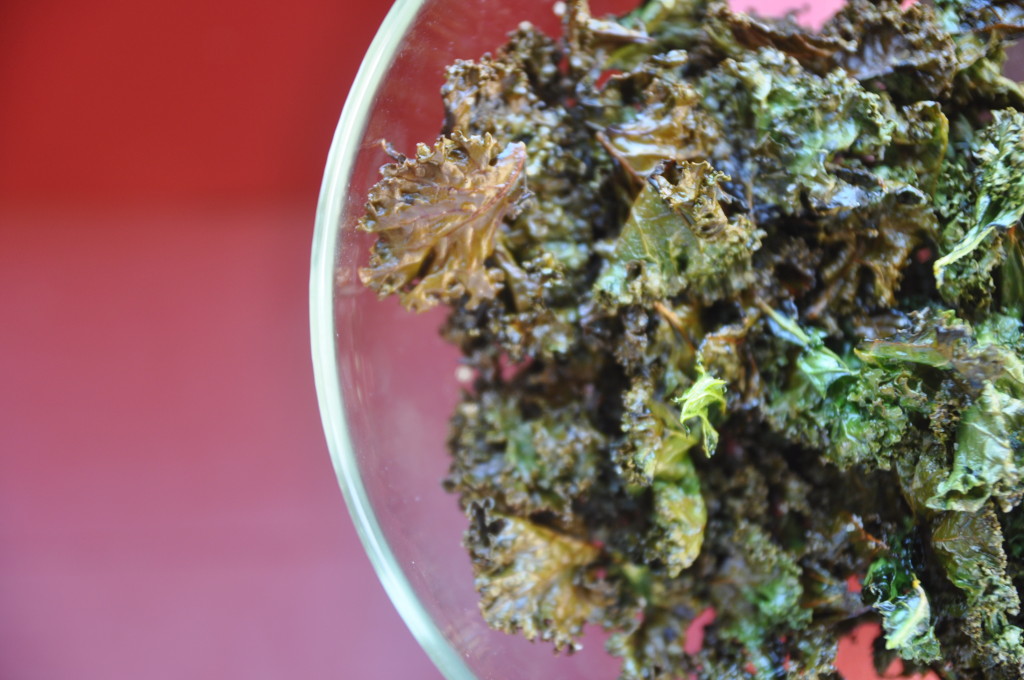 How To Make Easy KALE CHIPS!! (Garlic & Spicy)
