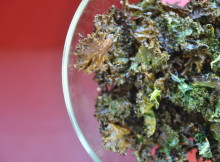How To Make Easy KALE CHIPS!! (Garlic & Spicy)
